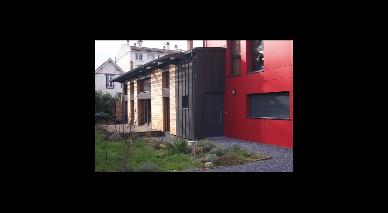 façade sud avec le logement en colocation en rouge