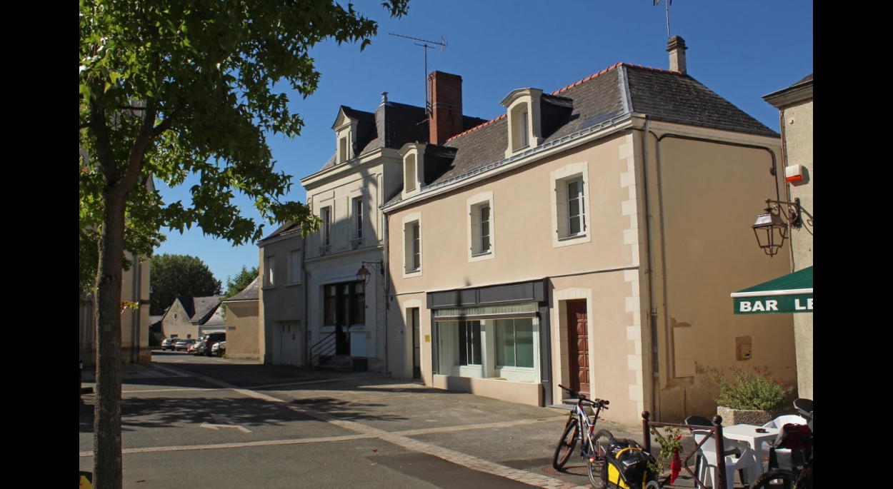 Cabinet médical - Maison de santé pour 4 praticiens et 2 logements - Reconversion et restructuration d'une ancienne épicerie - Cheffes sur Sarthe (49)
