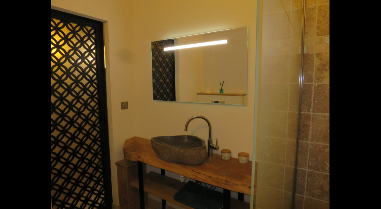 salle d'eau privative avec la chambre. Meuble vasque réalisé sur-mesure. Planche en chêne sur piètement fers plats
