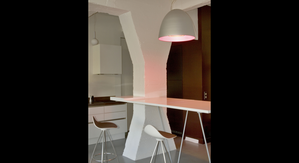 Table haute laquée blanche repliable. Bertrand Limbour photographe. Loft 19 / ARCHI-V.O