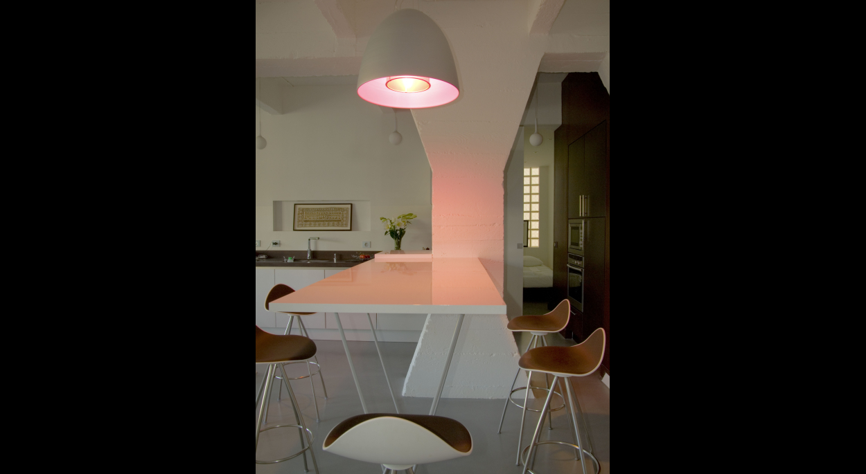Table haute laquée blanche repliable. Bertrand Limbour photographe. Loft 19 / ARCHI-V.O