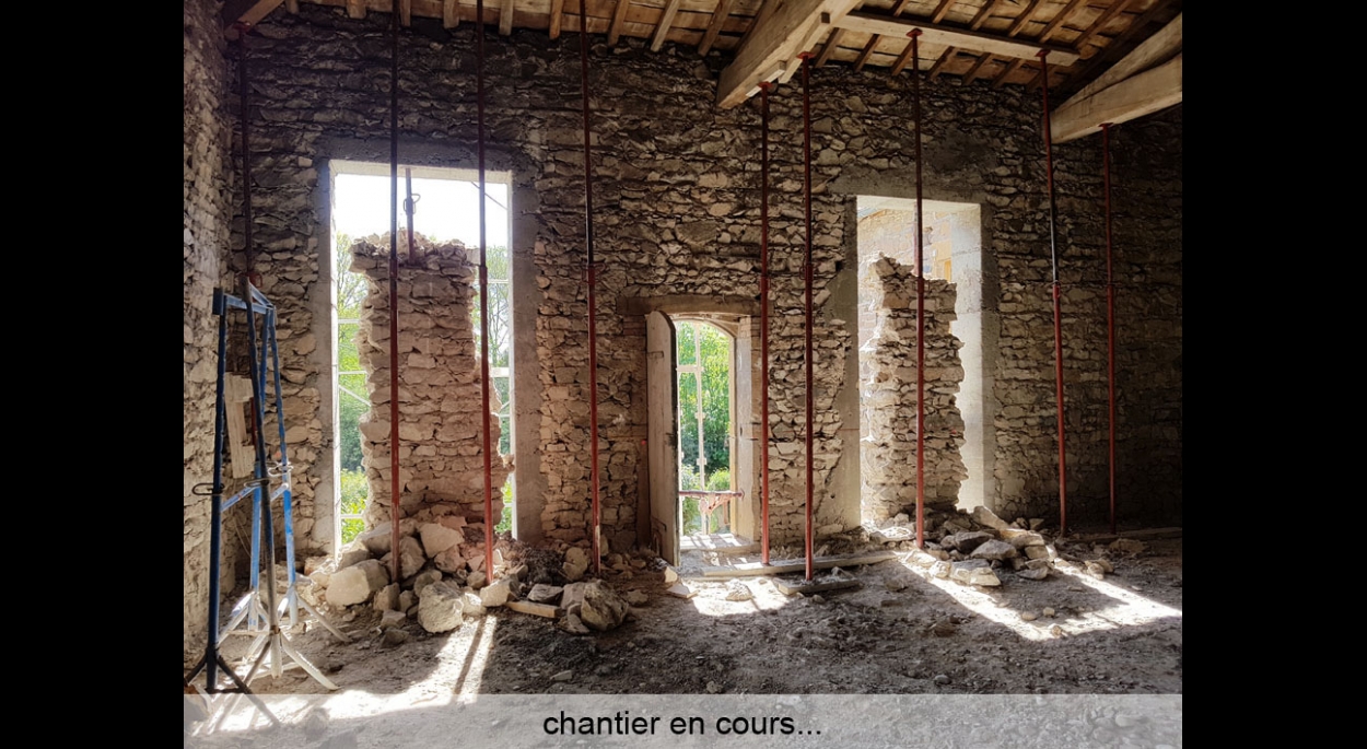 Rénovation d'une grange en Maison Passive - Chantier en cours - Création d'ouvertures dans les murs en pierres