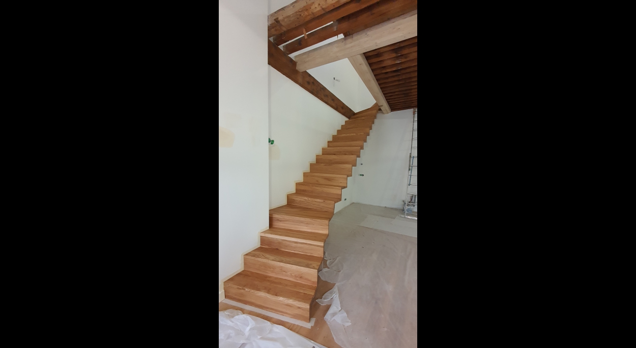 L'escalier en cours de chantier - élément architectural reliant l'appartement aux combles