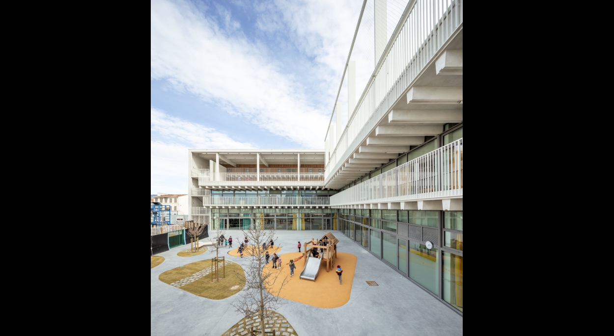 Groupe scolaire Antoine de Ruffi - Cours de récréation - TAUTEM Architecture (mandataire), bmc2 (associés) - credit Luc Boegly