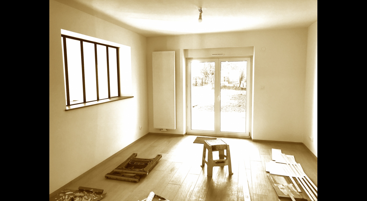 Création verrière entre cuisine et salon, fenêtre transformée en porte-fenêtre, isolation extérieure.