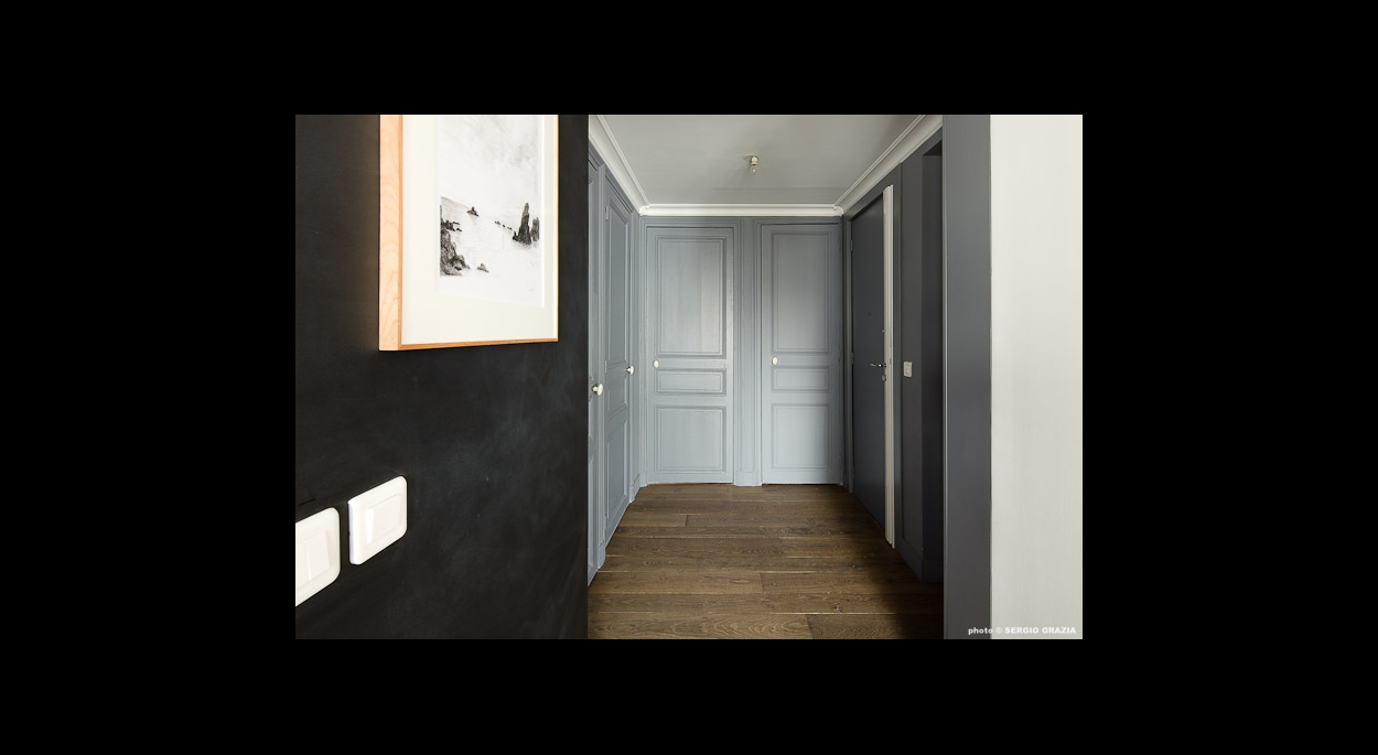 Entrée et couloir, répartition des chambres, contrastes noir et gris, mur d'accent, sol en parquet, portes 