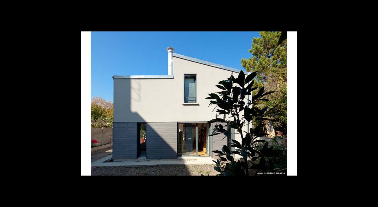 Façade de maison, construction contemporaine, ouverture sur l'extérieur, point de vue, jardin, maison asymétrique, cheminée.