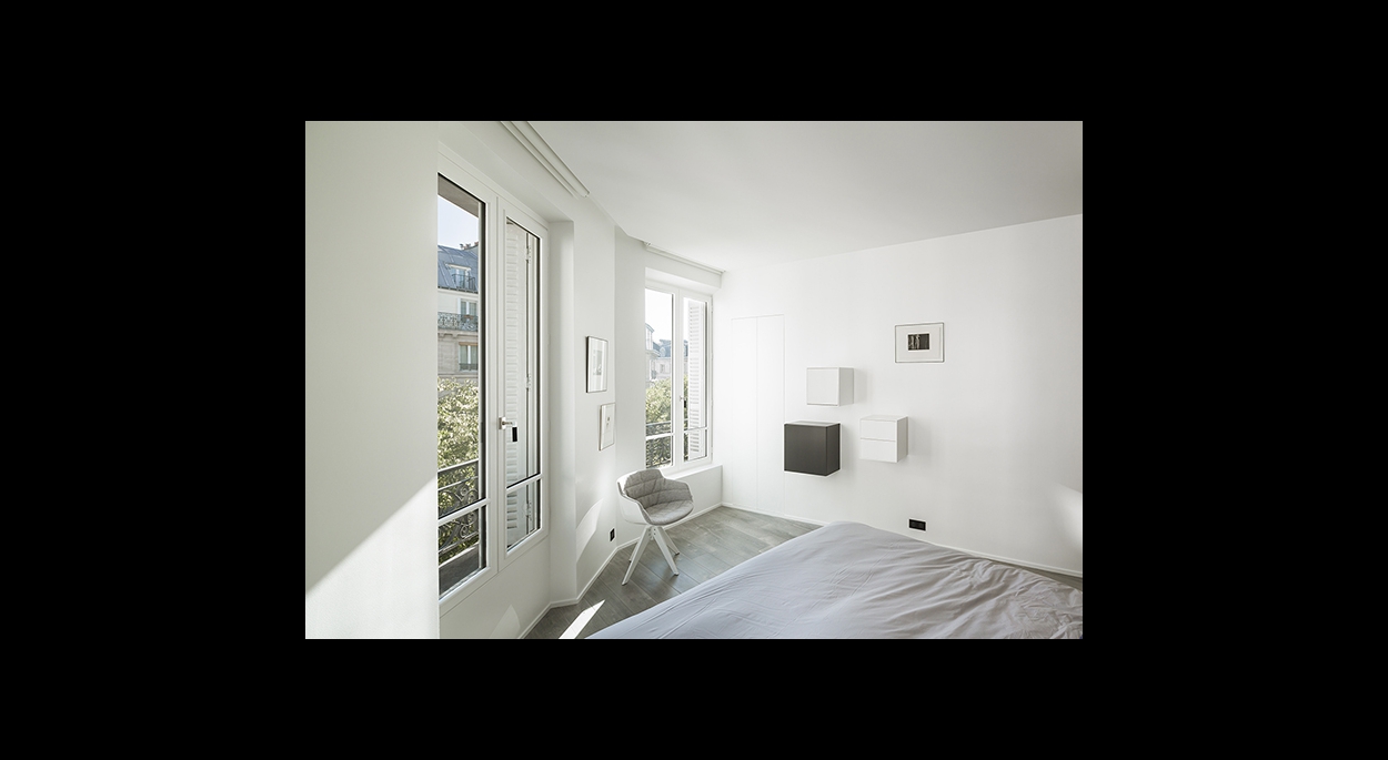 Chambre, luminosité, ouverture sur l'extérieur, blanc, minimaliste, contemporain, rangements muraux, lit,dressing, 