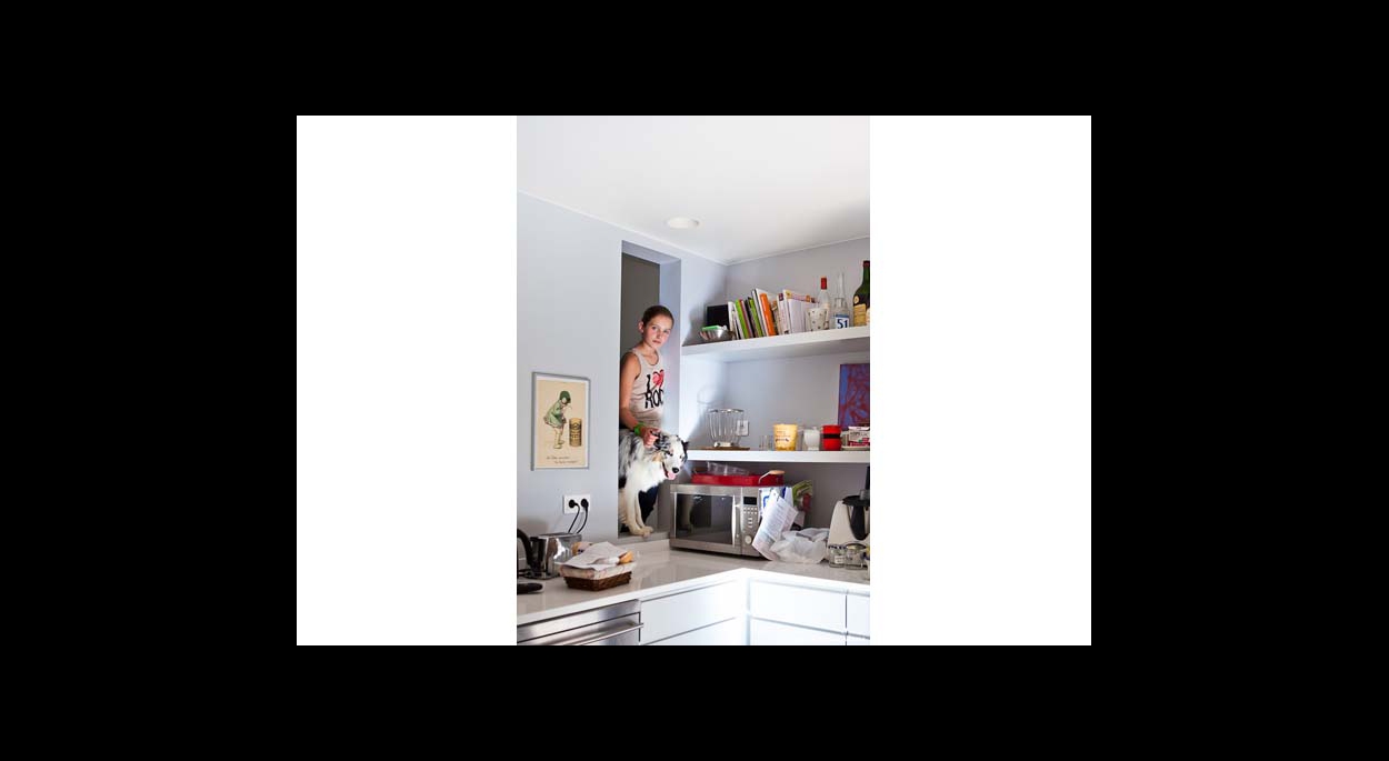Cuisine contemporaine, ouverture mur, ouverture cuisine, contemporaine, blanc, étagères murale, rangements, faux plafond, spots encastrés, lumière 