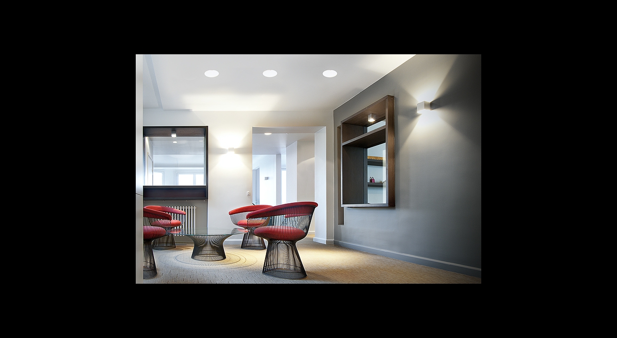 ouverture mur, couleur, gris, parquet, detail fauteuil, rouge , niche, faux plafond, spots encastrés, lumière traversante