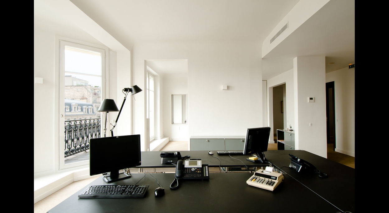 espace de travail, bureaux, office, noir et blanc, fenètre, faux plafond, poutre, coffrage, contemporain