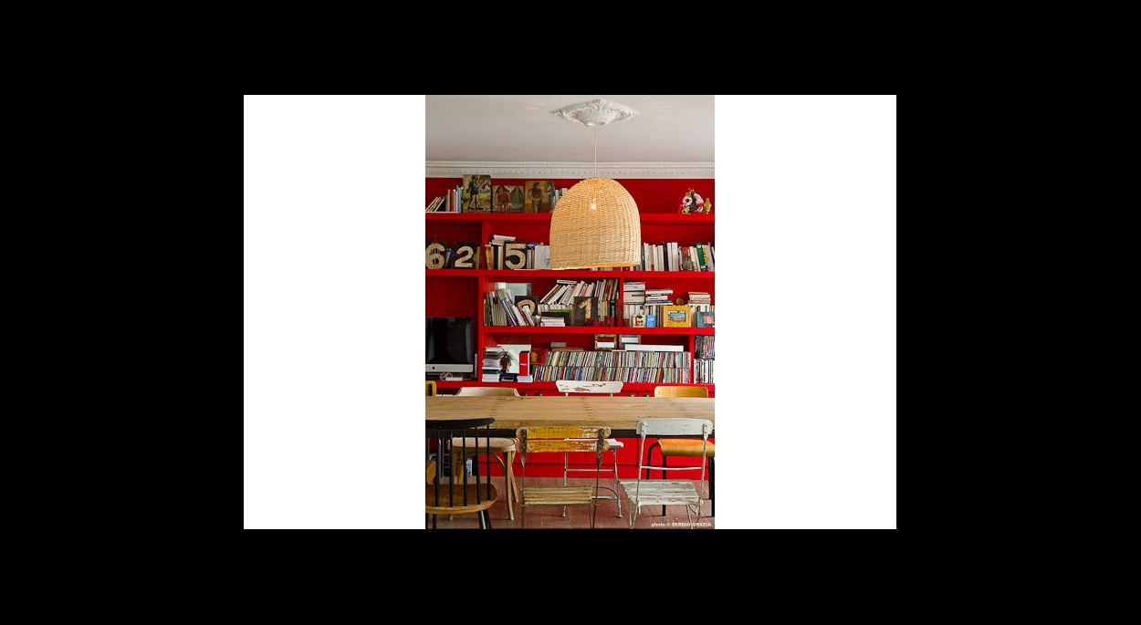 Détail bibliothèque, sur mesure, rangements, étagères murale, mur d'accent, couleur, color, rouge, contraste, moulures, suspension, chaises récupération