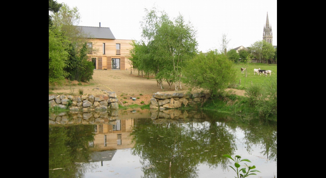 Vue de l'étang : La maison et le bourg