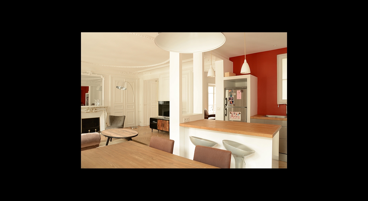 salle a manger sur cuisine, salon, entree, moulure au plafond,contraste couleur, rouge orange, mur d'accent, cuisine contemporaine, ouverte et fonctionnelle, 