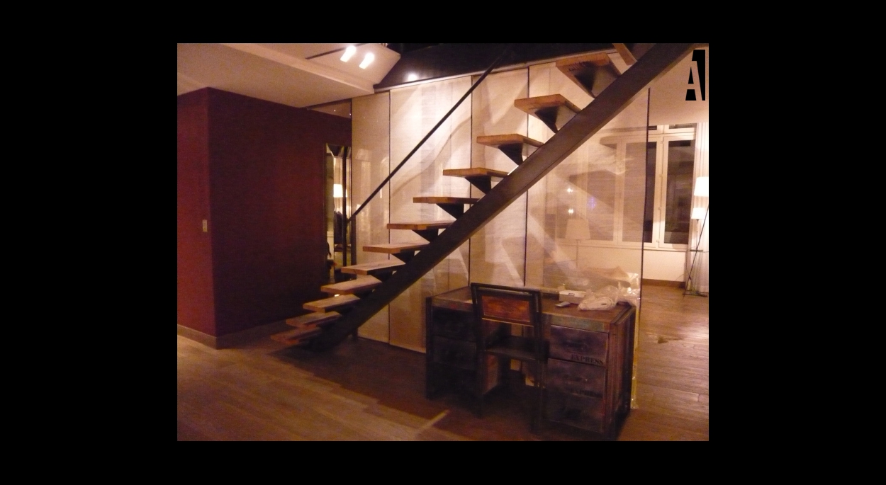 escalier métallique de style industriel avec des marches en bois, bureau industriel et rideaux japonais