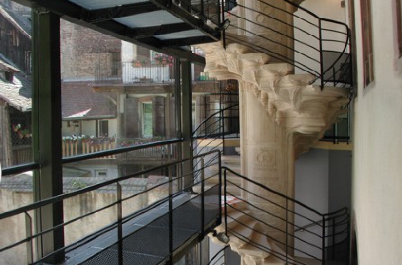 Le grand escalier de béton blanc dans la verrière conçue par Jacques Kuntz