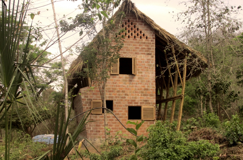 Conception et construction d'un atelier de permaculture et une maison d’hôte en briques, pierres, bambou et pisé (terre crue)