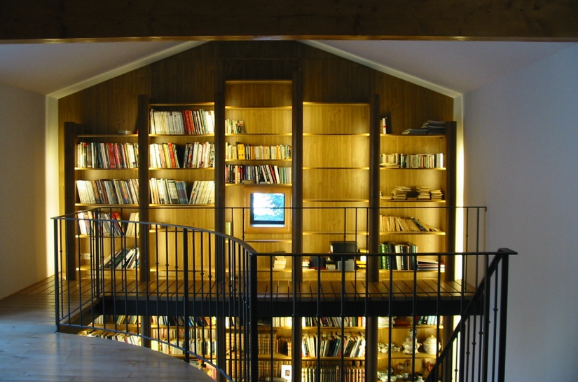 Une bibliothèque - mezzanine sur deux niveaux.