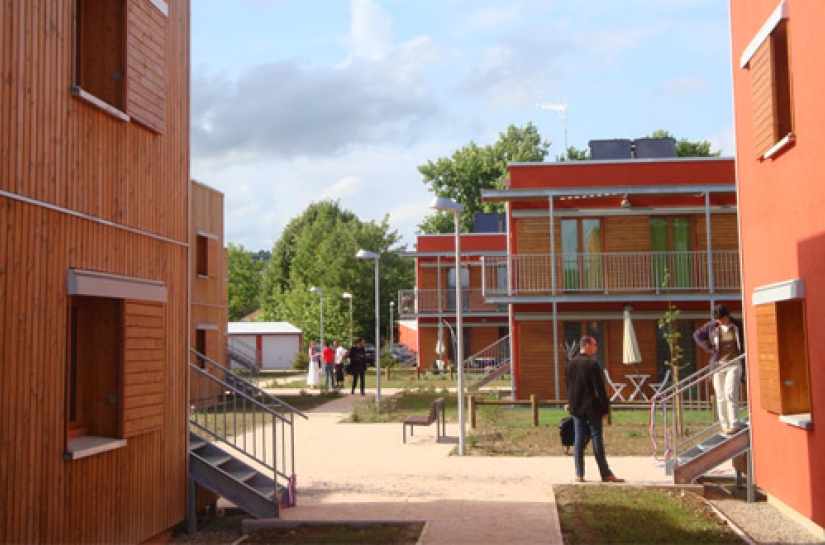 Un ensemble de bâtiments à 2 niveaux, BBC, en ossature bois dans un éco quartier - 1er bâtiment BBC certifié par Cerqual en Bourgogne - labels Effinergie , Habitat & Environnement - lauréat 2011 logements collectifs Approvalbois - prix coup de coeur...