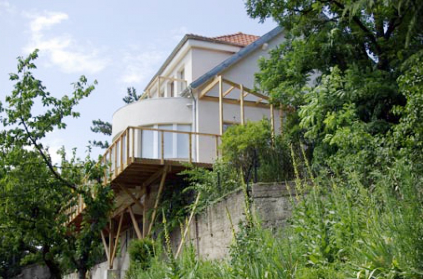 Réhabilitation et extension écologique d'une maison des années 50, façade sud