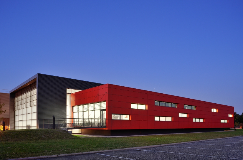 Halle de Design Renault Trucks à Saint-Priest - façades / Archigroup architectes