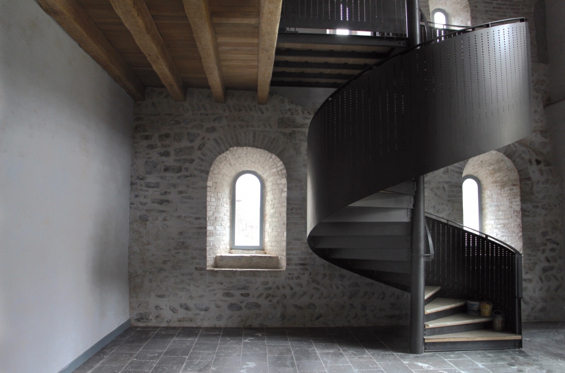 Vestiges du bâtiment des convers et escalier métallique contemporain.