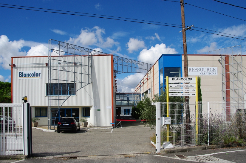 Façade principale Est avec l'entité administrative à gauche et l'usine à droite