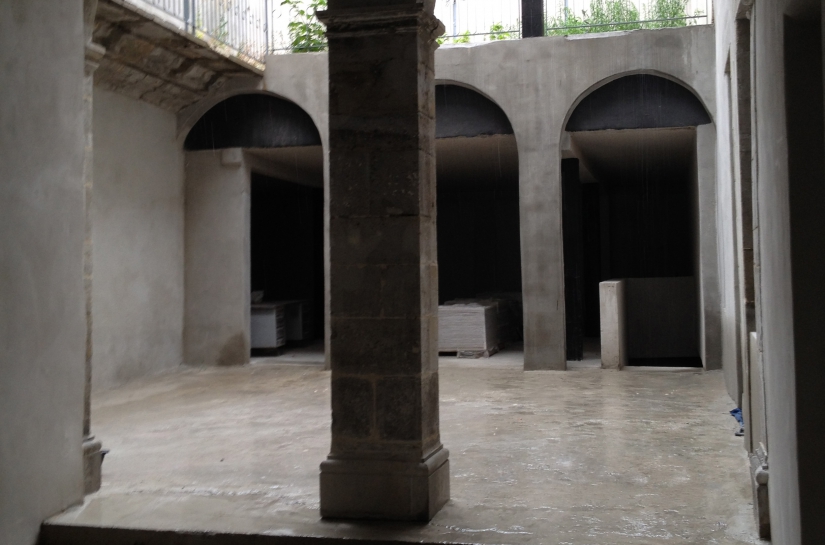Réouverture de la cour (atelier boucherie) et dégagement et remise à neuf des arcs et piliers.