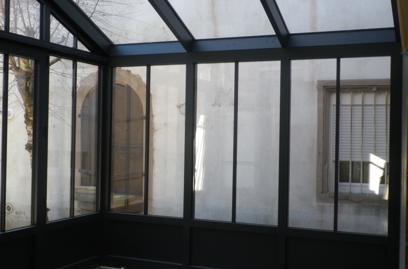 Rénovation et extension d'une maisons de ville avec jardin d'hiver fenêtres style atelier BBC