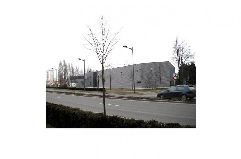 Miroiterie, atelier d’aluminium, showroom et bureaux - Vue éloignée depuis le quai de Gand