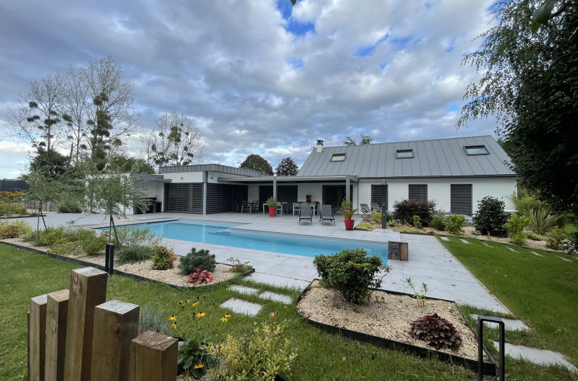 Photo de la maison, de la terrasse et la piscine depuis le jardin de la maison Courtasaule