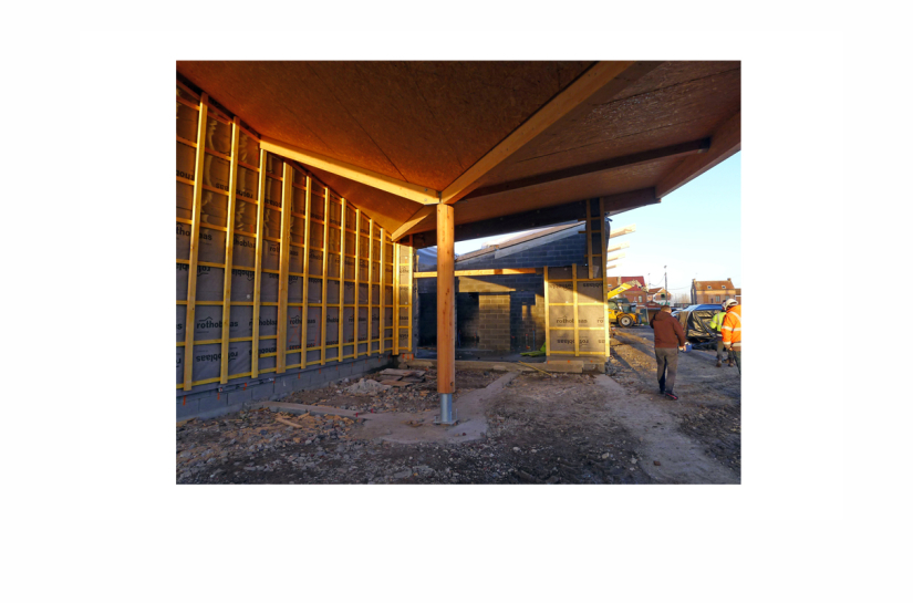Construction d'un restaurant scolaire en ossature bois - Bardage Equitone Natura, Toiture zinc, Photovoltaïque, Noue de récupération des eaux pluviales, etc...