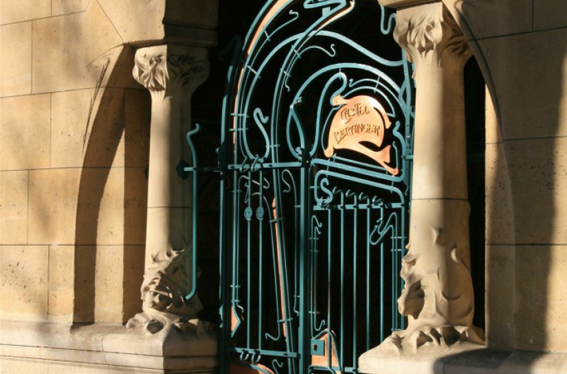 Castel Béranger - Vue du portail avec restitution de la plaque "Castel Béranger"