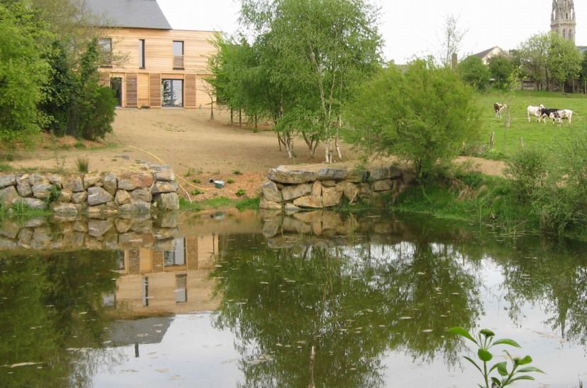 Vue de l'étang : La maison et le bourg